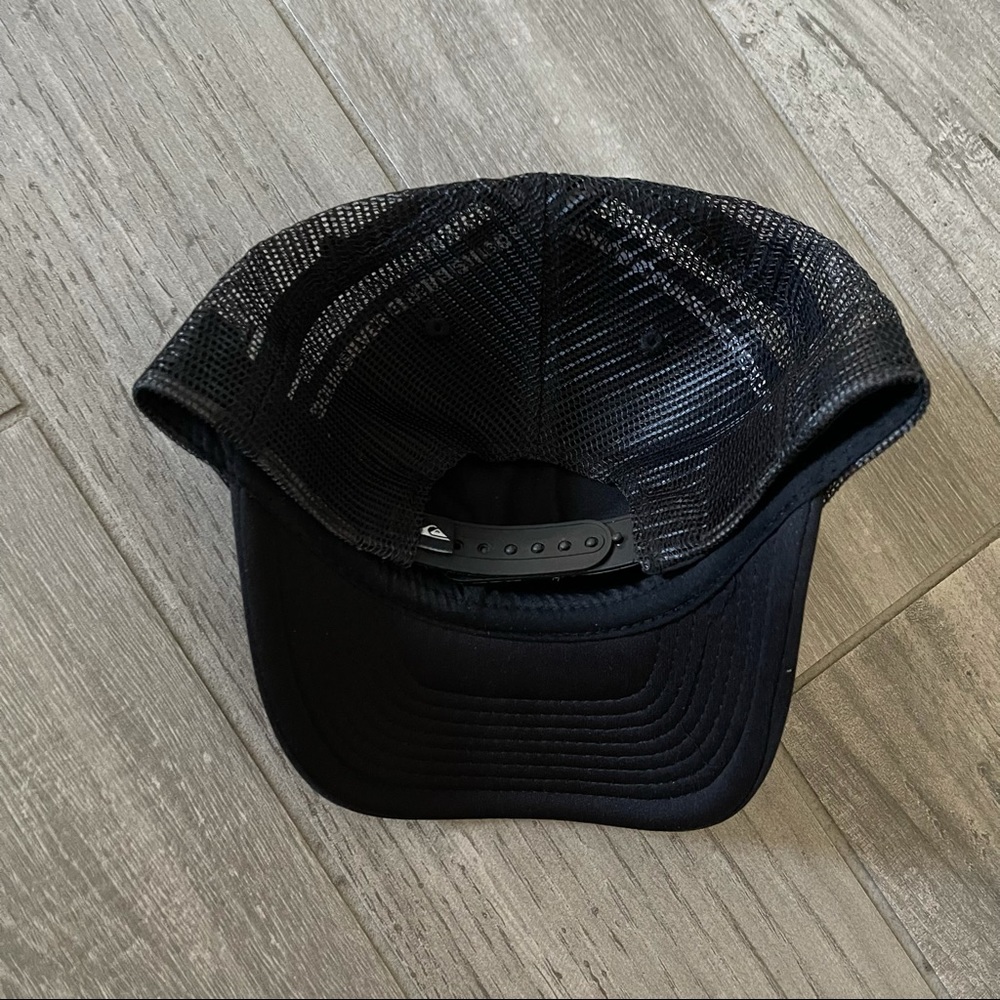 Quiksilver Black Snapback with White Logo - Picture 3 of 6